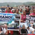 ब्लॉक नाचन के धनोटू मे जिला परिषद के कर्मचारियों ने खंड विकास अधिकारी को ज्ञापन सौंपा 1 “गाय-भैंसें छुट्टी नहीं लेतीं…” चक्कर मिल्क प्लांट के गेट पर पशुपालकों ने बहाया सैकड़ों लीटर दूध
