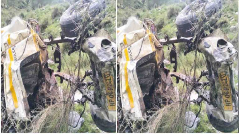 Rampur Road Accident: रामपुर में गहरी खाई में गिरी पिकअप, मां-बेटे सहित 6 लोगों की दर्दनाक मौत