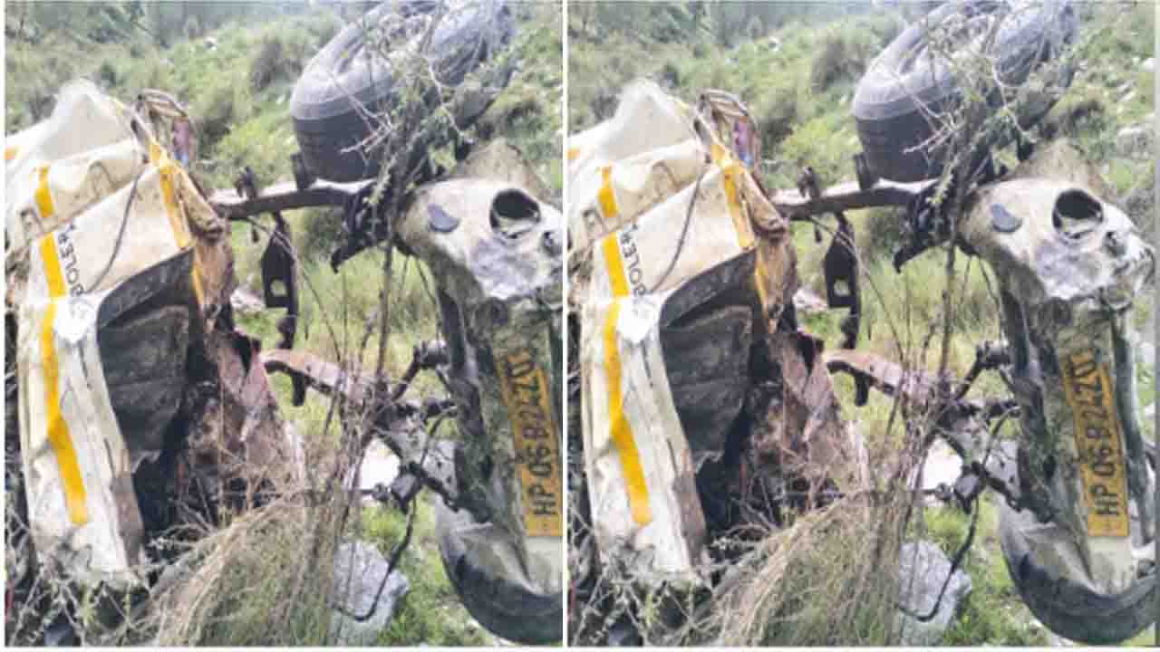 Rampur Road Accident: रामपुर में गहरी खाई में गिरी पिकअप, मां-बेटे सहित 6 लोगों की दर्दनाक मौत