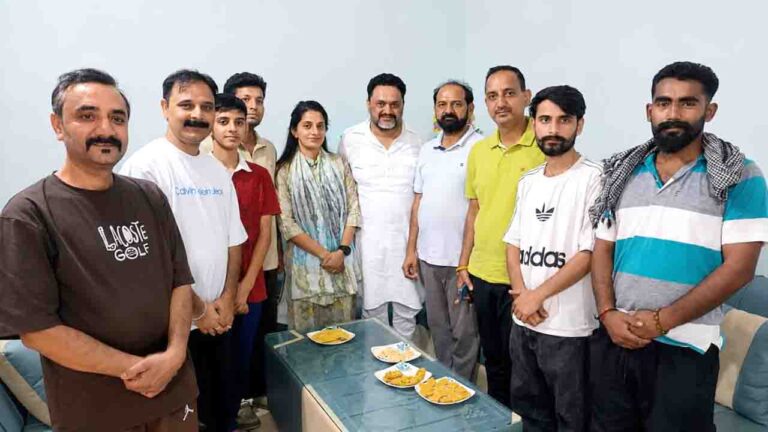 Kangra News: नवनिर्वाचित प्रधान तमन्ना धीमान शर्मा को विधायक भवानी सिंह पठानिया ने दी बधाई, विकास के लिए हरसंभव सहयोग का दिया भरोसा