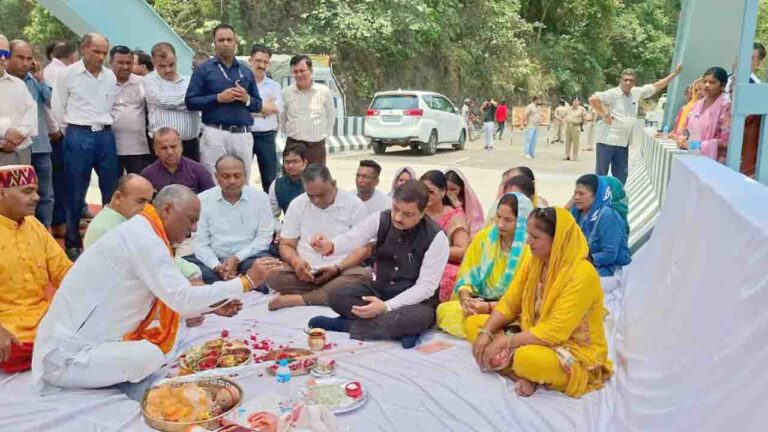 Sirmour News: ₹20 करोड़ की लागत से बने खजूरना पुल का सांसद सुरेश कश्यप ने किया लोकार्पण