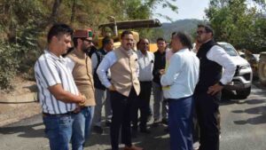 Solan News: लोक निर्माण मंत्री विक्रमादित्य सिंह गढ़खल-कसौली फ्लाई ओवर ब्रिज तथा धर्मपुर-कठनी मार्ग का किया निरीक्षण