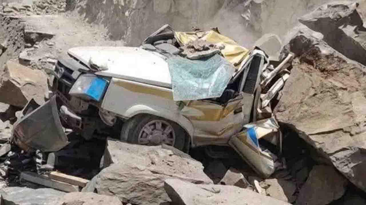 Lahaul Spiti Road Accident: लाहुल स्पीति के कडू नाला में दर्दनाक हादसा, चट्टान गिरने से 13 लोगों की मौत..