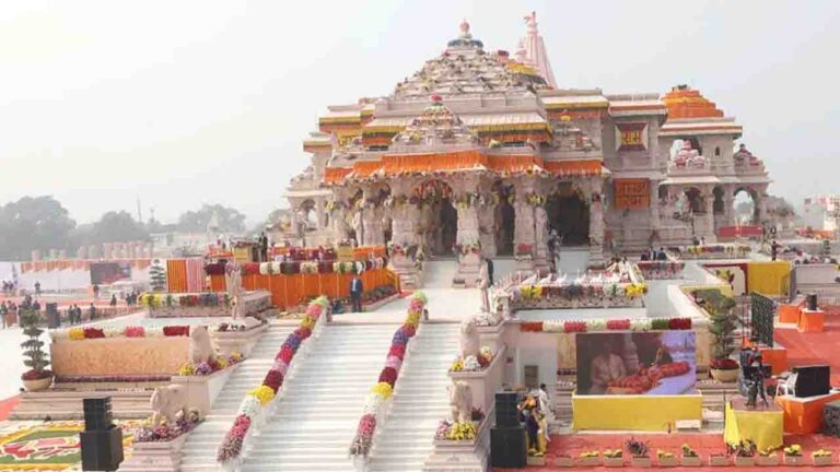 HOME 1 Ayodhya Ram Mandir Theft Case: मोजों में नोटों की गड्डियां छिपाते दिखे आरोपी! राम मंदिर दान चोरी केस में SIT के हाथ लगे चौंकाने वाले CCTV फुटेज