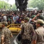 Himachal Entry Tax Controversy: कीरतपुर-मनाली राष्ट्रीय राजमार्ग पर निहंग सिंहों ने लगाया नाका, वसूला टैक्स 1 संसद मार्च हिंसा मामले में दिल्ली पुलिस ने FIR में हत्या के प्रयास की धारा जोड़ी, जवानों पर हमले का दावा