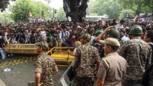 Parliament March Violence Case: संसद मार्च हिंसा मामले में दिल्ली पुलिस ने FIR में हत्या के प्रयास की धारा जोड़ी, जवानों पर हमले का दावा