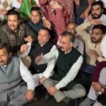 Himachal Congress Crisis: पूर्व CPS नीरज भारती को पिता चंद्र कुमार की बड़ी नसीहत, बोले- "अपनी ही सरकार पर 'अटैची' के आरोप लगाना गलत" 3 Himachal Congress Protest: छात्रों पर लाठीचार्ज और राहुल-प्रियंका को हिरासत में लेने पर हिमाचल कांग्रेस का राजभवन के बाहर प्रदर्शन