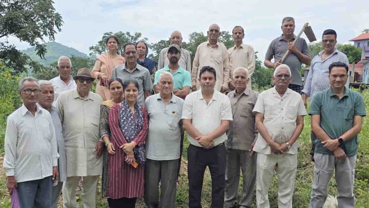 Solan News: हिमाचल कोली समाज के कार्यकारी अध्यक्ष जगदीश सिंह ने पौधे लगाकर मनाया 81वां जन्मदिन, 8 साल से कायम है परंपरा!