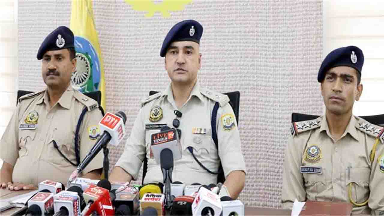 Kangra News: डॉक्टर के घर 73 लाख की चोरी का पर्दाफाश- महिला आरोपी की निशानदेही पर जंगल से मिला 50 तोले सोना और तोड़ी गई डीवीआर