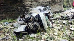 Kullu Car Accident: मंदिर में दर्शन कर लौट रहा था परिवार, अचानक पहाड़ी से गिरीं चट्टानें...दंपत्ति की दर्दनाक मौत, बेटी की हालत नाजुक