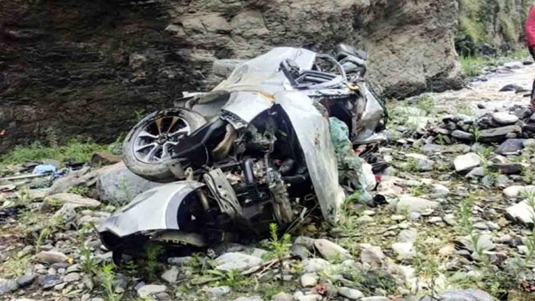 Kullu Car Accident: मंदिर में दर्शन कर लौट रहा था परिवार, अचानक पहाड़ी से गिरीं चट्टानें...दंपत्ति की दर्दनाक मौत, बेटी की हालत नाजुक