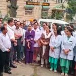 CBI raid in Manali: मनाली में CBI ने MES के सहायक गैरिसन अभियंता को ₹93 हजार रिश्वत लेते किया गिरफ्तार 1 कुल्लू अस्पताल में प्रसूता मौत मामले में डॉक्टर के बाद स्टाफ नर्स सस्पेंड, सुरक्षा को लेकर मेडिकल ऑफिसर एसोसिएशन का ढालपुर में प्रदर्शन