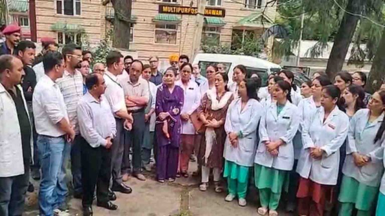 Kullu Hospital Case Update: कुल्लू अस्पताल में प्रसूता मौत मामले में डॉक्टर के बाद स्टाफ नर्स सस्पेंड, सुरक्षा को लेकर मेडिकल ऑफिसर एसोसिएशन का ढालपुर में प्रदर्शन