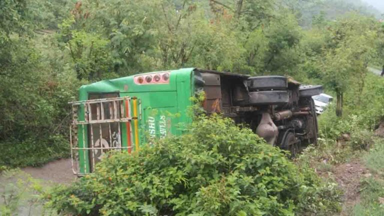 Mandi Bus Accident: मंडी के भवाना चौक में अनियंत्रित होकर पलटी निजी बस, 19 यात्री गंभीर रूप से घायल