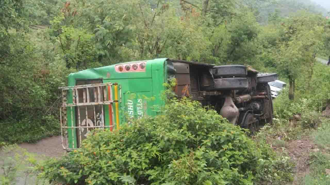 Mandi Bus Accident: मंडी के भवाना चौक में अनियंत्रित होकर पलटी निजी बस, 19 यात्री गंभीर रूप से घायल