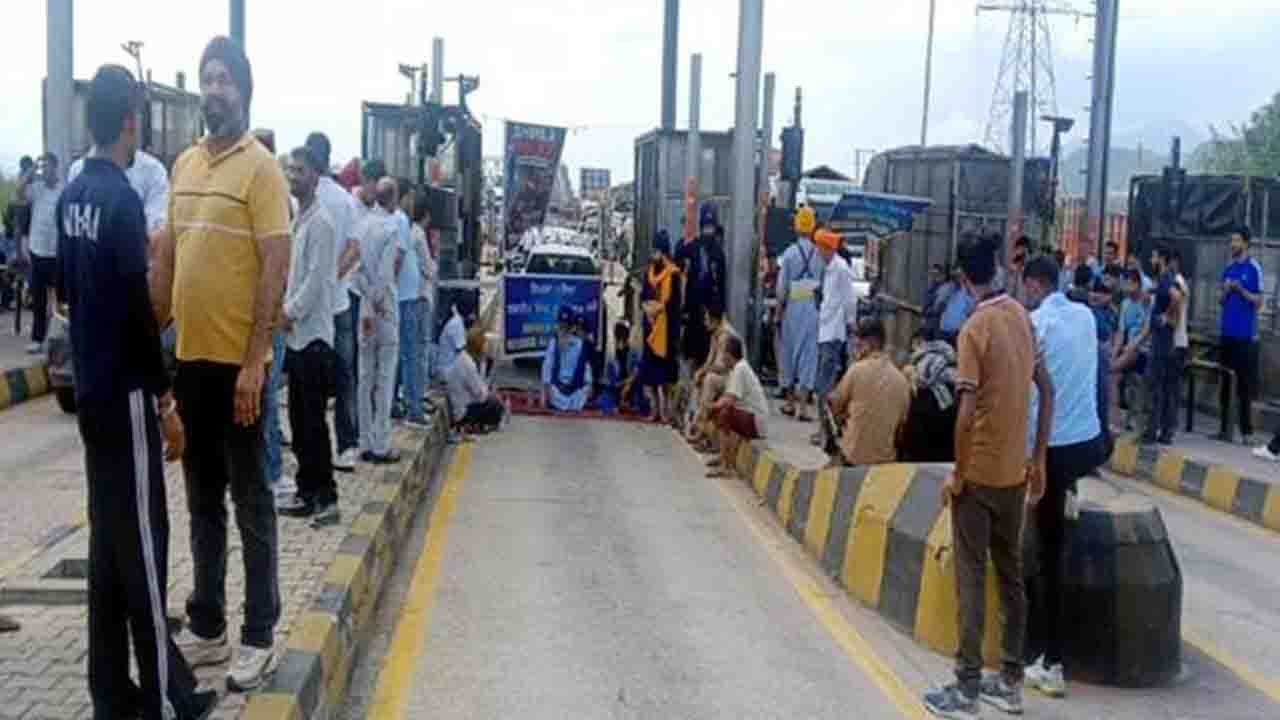 Punjabi Blogger Arrest Case : इंदिरा गांधी की मूर्ति पर टिप्पणी करने वाले पंजाबी ब्लॉगर की गिरफ्तारी पर बड़ा बवाल, निहंगों ने दी शिमला कूच की चेतावनी.!