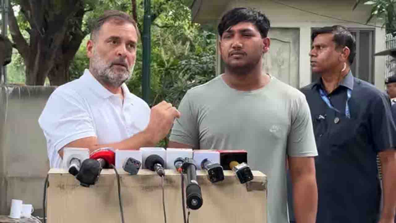 Rahul Gandhi press conference : "साहिल को न्याय दो!" राहुल गांधी ने पेपर लीक मामले में घायल छात्र को साथ खड़ा कर सरकार पर दागे तीखे सवाल