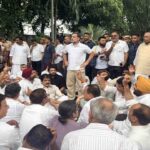 कल यानि 27 सितंबर को किसानों ने किया है भारत बंद का ऐलान 1 छात्रों पर लाठीचार्ज से भड़के राहुल गांधी, पीएम आवास के बाहर धरने पर बैठे; ‘मोदी इस्तीफा दो’ के लगे नारे!