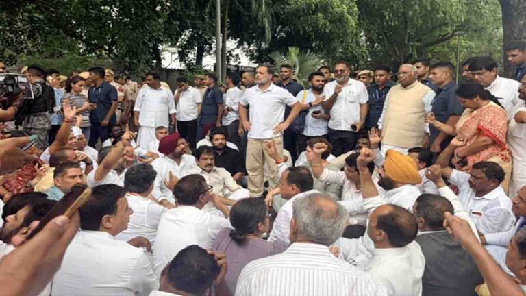 Rahul Gandhi protest PM residence: छात्रों पर लाठीचार्ज से भड़के राहुल गांधी, पीएम आवास के बाहर धरने पर बैठे; 'मोदी इस्तीफा दो' के लगे नारे!