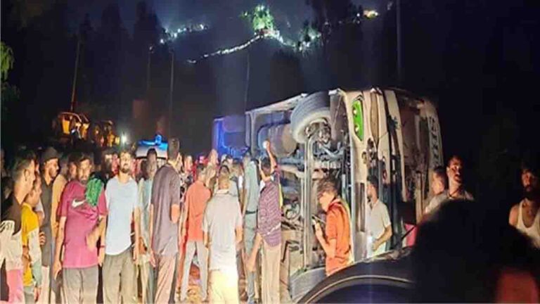 Shahtalai Bus Accident: शाहतलाई में श्रद्धालुओं से भरी बस पलटी, पंजाब के 2 श्रद्धालुओं की मौत और कई घायल