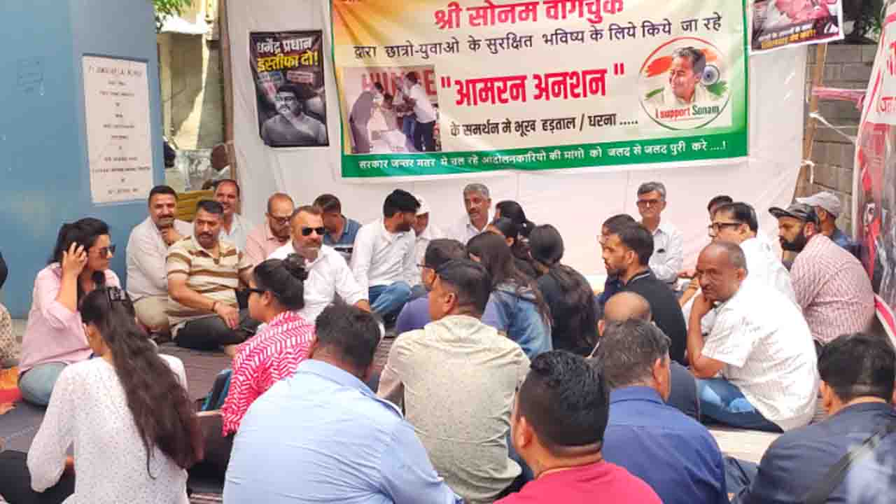 Solan News: सोनम वांगचुक के समर्थन में सड़क पर उतरे हिमाचल के पूर्व IAS और जज, शिक्षा मंत्री से मांग लिया इस्तीफा!