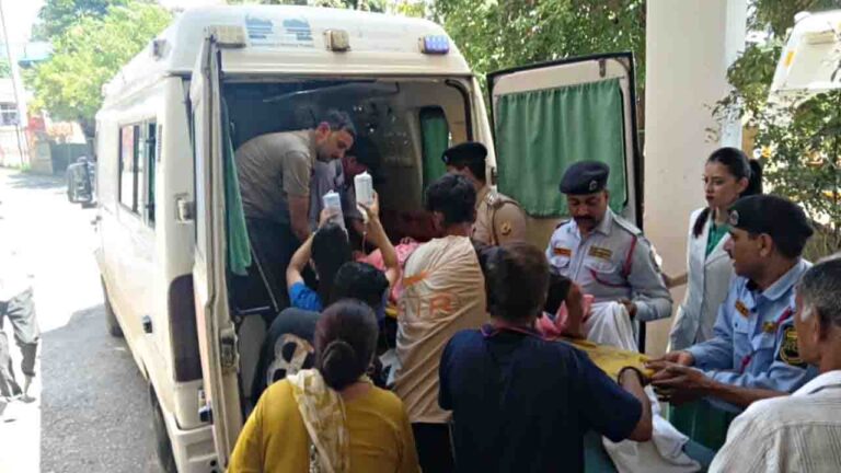 Dehra HRTC Bus Accident: HRTC बस के नीचे आई महिला की दोनों टांगें बुरी तरह कुचलीं, गंभीर हालत में टांडा रेफर