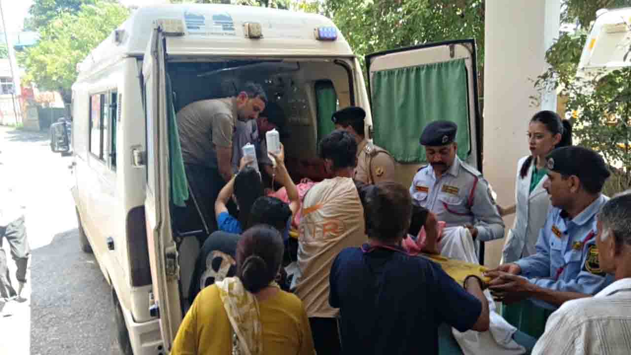 Dehra HRTC Bus Accident: HRTC बस के नीचे आई  महिला की दोनों टांगें बुरी तरह कुचलीं, गंभीर हालत में टांडा रेफर