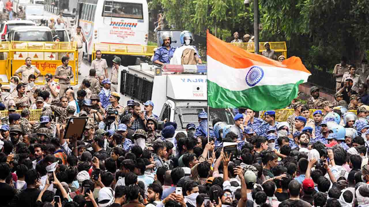 CJP Protest: दिल्ली में 'छात्र आंदोलन' पर भीषण लाठीचार्ज से भड़का बवाल! अस्पताल पहुंचे केजरीवाल, प्रियंका गांधी-खरगे ने केंद्र के खिलाफ खोला मोर्चा