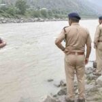 Chamba Murder Case: पार्टी में दोस्तों के बीच खूनी संघर्ष, पत्थर से वार कर ली जान 1 Chamba News: चंबा में कलयुगी पिता की हैवानियत, पत्नी से विवाद के बाद 6 साल के मासूम को रावी नदी में फेंका