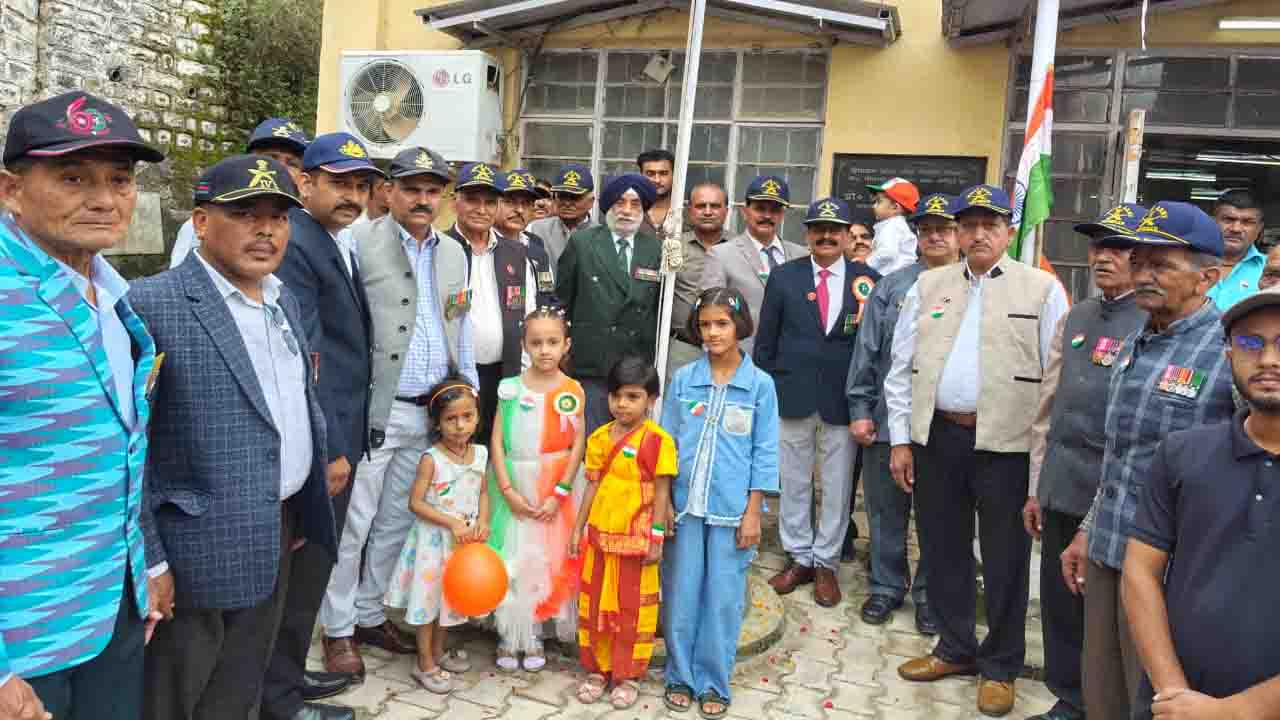 Solan News: धर्मपुर के अंबेडकर हॉल में गूंजे देशभक्ति के तराने, कर्नल सचेंद्र बादल की मौजूदगी में हर्षोल्लास से मनाया गया स्वतंत्रता दिवस समारोह