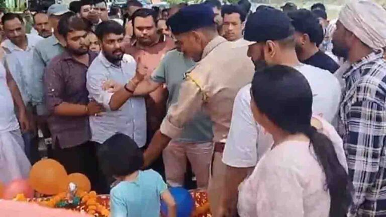 Kangra News: महिला डॉक्टर की कार की टक्कर से स्कूटी सवार की मौत, परिजनों ने शव सड़क पर रखकर किया चक्का जाम