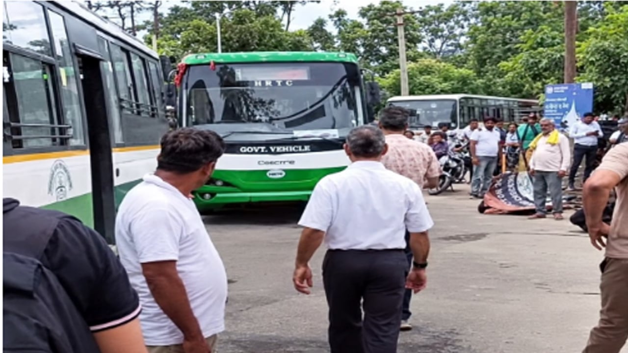 HOME 13 HRTC E-Bus Row: चंडीगढ़ में हिमाचल की इलेक्ट्रिक बस रोकने पर विवाद, ऊना डिपो ने जवाबी कार्रवाई में रोकीं CTU बसें