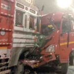 शराब के नशे में कलयुगी बेटे ने मां को उतारा मौत के घाट, बीच-बचाव करने आए पिता गंभीर घायल 1 Mandi Road Accident: हनोगी टनल के अंदर दो ट्रकों के बीच आमने-सामने की जोरदार भिड़ंत, 4 लोगों की मौत, 7 घायल