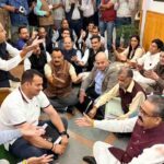 Shimla News: जयराम ठाकुर का आरोप- 'अटैचियों में दिल्ली और CMO जा रहा पैसा' 1 Himachal Vidhan Sabha: हिमाचल विधानसभा में राष्ट्रगान पर घमासान, सदन की कार्यवाही स्थगित करने पर अध्यक्ष कार्यालय के बाहर धरने पर बैठे भाजपा विधायक