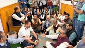 Himachal Vidhan Sabha: हिमाचल विधानसभा में राष्ट्रगान पर घमासान, सदन की कार्यवाही स्थगित करने पर अध्यक्ष कार्यालय के बाहर धरने पर बैठे भाजपा विधायक