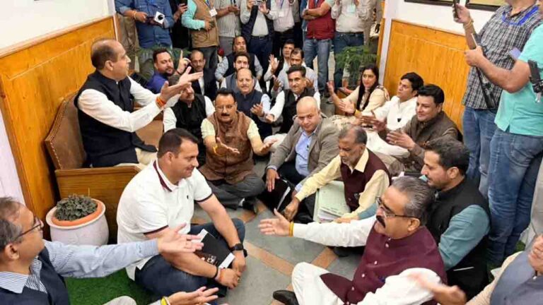 Himachal Vidhan Sabha: हिमाचल विधानसभा में राष्ट्रगान पर घमासान, सदन की कार्यवाही स्थगित करने पर अध्यक्ष कार्यालय के बाहर धरने पर बैठे भाजपा विधायक