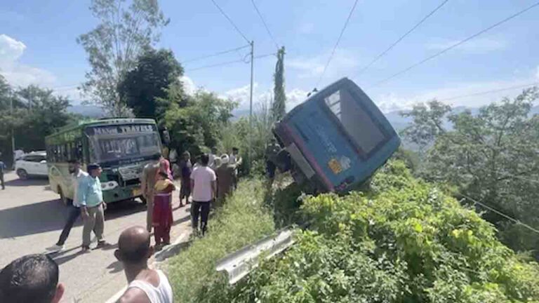 HOME 1 Bilaspur Bus Accident: बिलासपुर में दो बसों में जोरदार टक्कर के बाद हवा में लटकी HRTC बस, 200 मीटर गहरी खाई में गिरने से बची 40 जिंदगियां