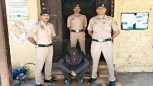 Kinnaur BJP Leader Arrested: हिमाचल प्रदेश के किन्नौर जिले में पुलिस को नशे के खिलाफ चलाए जा रहे विशेष अभियान के तहत एक बड़ी सफलता हाथ लगी है। किन्नौर पुलिस की टीम ने सोमवार रात स्पीलो स्थित 'कुबेर होटल' में अचानक दबिश देकर होटल मालिक को अवैध मादक पदार्थ चिट्टे के साथ धर दबोचा। पुलिस द्वारा चलाए गए इस गुप्त अभियान में आरोपी के कब्जे से भारी मात्रा में चिट्टा और अवैध कमाई से जुड़ी नकदी बरामद की गई है। मंगलवार को रिकांगपिओ में आयोजित एक विशेष प्रेस वार्ता के दौरान प्रदेश के कैबिनेट मंत्री जगत सिंह नेगी ने इस पूरी कार्रवाई की आधिकारिक जानकारी दी। इस पत्रकार वार्ता के दौरान एसपी किन्नौर सुशील कुमार भी उनके साथ मौजूद रहे। मंत्री जगत सिंह नेगी ने बताया कि पुलिस टीम को होटल में मादक पदार्थों की मौजूदगी और संदिग्ध गतिविधियों के संबंध में गुप्त सूचना मिली थी, जिसके आधार पर त्वरित कार्रवाई की गई। पुलिस कार्रवाई के दौरान कुबेर होटल के मालिक बुधासेन उर्फ विक्की के कब्जे से कुल 7.78 ग्राम चिट्टा बरामद किया गया है। इसके अलावा तलाशी के दौरान पुलिस टीम ने आरोपी के पास से 1,04,700 रुपये नकद और मादक पदार्थ की नपत के लिए इस्तेमाल की जाने वाली एक डिजिटल तराजू भी जब्त की है। पुलिस ने आरोपी को मौके पर ही हिरासत में ले लिया और आगे की कानूनी कार्रवाई शुरू कर दी। प्रेस वार्ता में जानकारी देते हुए कैबिनेट मंत्री जगत सिंह नेगी ने बताया कि गिरफ्तार आरोपी बुधासेन उर्फ विक्की भारतीय जनता पार्टी का एक सक्रिय कार्यकर्ता है। वह पूर्व में भाजपा युवा मोर्चा पूह मंडल का अध्यक्ष भी रह चुका है। आरोपी मूल रूप से किन्नौर जिले की पूह तहसील के अंतर्गत आने वाले स्पीलो गांव का निवासी है। वह काफी समय से अपने ही होटल के माध्यम से इन गतिविधियों को अंजाम दे रहा था। कैबिनेट मंत्री जगत सिंह नेगी के अनुसार, आरोपी बुधासेन पिछले लंबे समय से किन्नौर पुलिस की रडार पर चल रहा था। स्थानीय स्तर पर भी पुलिस और प्रशासन को उसके खिलाफ कई शिकायतें मिल चुकी थीं। मंत्री ने दावा किया कि आरोपी कथित तौर पर किसी न किसी हथकंडे का इस्तेमाल करके अब तक पुलिसिया कार्रवाई से बचता आ रहा था, लेकिन सोमवार रात पुलिस की सतर्कता और सटीक रणनीति से वह रंगे हाथों पकड़ा गया। जगत सिंह नेगी ने किन्नौर पुलिस द्वारा अंजाम दी गई इस सफल कार्रवाई की खुलकर सराहना की। उन्होंने एसपी किन्नौर सुशील कुमार और पूरी छापेमारी टीम को बधाई देते हुए कहा कि जिले को नशा मुक्त बनाने के दिशा में पुलिस की यह एक महत्वपूर्ण सफलता है। मंत्री ने कहा कि इस प्रकार की सख्त और निष्पक्ष कार्रवाइयों से जिले के युवाओं को नशे के जाल में फंसने से बचाने में बड़ी मदद मिलेगी। राज्य में नशे के खिलाफ चलाए जा रहे अभियानों का ब्योरा देते हुए कैबिनेट मंत्री जगत सिंह नेगी ने बताया कि किन्नौर पुलिस ने अब तक कुल 25 मामले दर्ज किए हैं। इन तमाम कार्रवाइयों के दौरान पुलिस द्वारा विभिन्न अभियानों में करीब 120 ग्राम चिट्टा बरामद किया जा चुका है। उन्होंने स्पष्ट किया कि प्रदेश सरकार और स्थानीय पुलिस प्रशासन नशे के अवैध कारोबार में शामिल किसी भी व्यक्ति को बख्शने के मूड में नहीं है। फिलहाल किन्नौर पुलिस आरोपी बुधासेन उर्फ विक्की के खिलाफ संबंधित धाराओं में मामला दर्ज कर गहन जांच में जुट गई है। पुलिस अब इस बात की पड़ताल कर रही है कि बरामद किए गए चिट्टे का मुख्य स्रोत क्या था और इसे कहां-कहां सप्लाई किया जाना था। इसके साथ ही आरोपी से जब्त की गई 1.04 लाख रुपये की नकदी के तार किन-किन लोगों से जुड़े हैं, इसको लेकर भी जांच आगे बढ़ाई जा रही है।