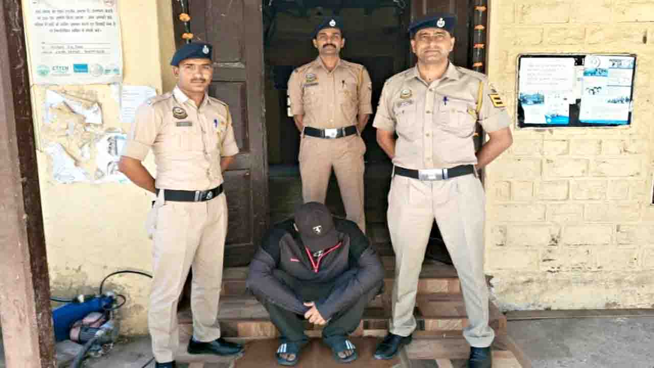Kinnaur BJP Leader Arrested: हिमाचल प्रदेश के किन्नौर जिले में पुलिस को नशे के खिलाफ चलाए जा रहे विशेष अभियान के तहत एक बड़ी सफलता हाथ लगी है। किन्नौर पुलिस की टीम ने सोमवार रात स्पीलो स्थित 'कुबेर होटल' में अचानक दबिश देकर होटल मालिक को अवैध मादक पदार्थ चिट्टे के साथ धर दबोचा। पुलिस द्वारा चलाए गए इस गुप्त अभियान में आरोपी के कब्जे से भारी मात्रा में चिट्टा और अवैध कमाई से जुड़ी नकदी बरामद की गई है। मंगलवार को रिकांगपिओ में आयोजित एक विशेष प्रेस वार्ता के दौरान प्रदेश के कैबिनेट मंत्री जगत सिंह नेगी ने इस पूरी कार्रवाई की आधिकारिक जानकारी दी। इस पत्रकार वार्ता के दौरान एसपी किन्नौर सुशील कुमार भी उनके साथ मौजूद रहे। मंत्री जगत सिंह नेगी ने बताया कि पुलिस टीम को होटल में मादक पदार्थों की मौजूदगी और संदिग्ध गतिविधियों के संबंध में गुप्त सूचना मिली थी, जिसके आधार पर त्वरित कार्रवाई की गई। पुलिस कार्रवाई के दौरान कुबेर होटल के मालिक बुधासेन उर्फ विक्की के कब्जे से कुल 7.78 ग्राम चिट्टा बरामद किया गया है। इसके अलावा तलाशी के दौरान पुलिस टीम ने आरोपी के पास से 1,04,700 रुपये नकद और मादक पदार्थ की नपत के लिए इस्तेमाल की जाने वाली एक डिजिटल तराजू भी जब्त की है। पुलिस ने आरोपी को मौके पर ही हिरासत में ले लिया और आगे की कानूनी कार्रवाई शुरू कर दी। प्रेस वार्ता में जानकारी देते हुए कैबिनेट मंत्री जगत सिंह नेगी ने बताया कि गिरफ्तार आरोपी बुधासेन उर्फ विक्की भारतीय जनता पार्टी का एक सक्रिय कार्यकर्ता है। वह पूर्व में भाजपा युवा मोर्चा पूह मंडल का अध्यक्ष भी रह चुका है। आरोपी मूल रूप से किन्नौर जिले की पूह तहसील के अंतर्गत आने वाले स्पीलो गांव का निवासी है। वह काफी समय से अपने ही होटल के माध्यम से इन गतिविधियों को अंजाम दे रहा था। कैबिनेट मंत्री जगत सिंह नेगी के अनुसार, आरोपी बुधासेन पिछले लंबे समय से किन्नौर पुलिस की रडार पर चल रहा था। स्थानीय स्तर पर भी पुलिस और प्रशासन को उसके खिलाफ कई शिकायतें मिल चुकी थीं। मंत्री ने दावा किया कि आरोपी कथित तौर पर किसी न किसी हथकंडे का इस्तेमाल करके अब तक पुलिसिया कार्रवाई से बचता आ रहा था, लेकिन सोमवार रात पुलिस की सतर्कता और सटीक रणनीति से वह रंगे हाथों पकड़ा गया। जगत सिंह नेगी ने किन्नौर पुलिस द्वारा अंजाम दी गई इस सफल कार्रवाई की खुलकर सराहना की। उन्होंने एसपी किन्नौर सुशील कुमार और पूरी छापेमारी टीम को बधाई देते हुए कहा कि जिले को नशा मुक्त बनाने के दिशा में पुलिस की यह एक महत्वपूर्ण सफलता है। मंत्री ने कहा कि इस प्रकार की सख्त और निष्पक्ष कार्रवाइयों से जिले के युवाओं को नशे के जाल में फंसने से बचाने में बड़ी मदद मिलेगी। राज्य में नशे के खिलाफ चलाए जा रहे अभियानों का ब्योरा देते हुए कैबिनेट मंत्री जगत सिंह नेगी ने बताया कि किन्नौर पुलिस ने अब तक कुल 25 मामले दर्ज किए हैं। इन तमाम कार्रवाइयों के दौरान पुलिस द्वारा विभिन्न अभियानों में करीब 120 ग्राम चिट्टा बरामद किया जा चुका है। उन्होंने स्पष्ट किया कि प्रदेश सरकार और स्थानीय पुलिस प्रशासन नशे के अवैध कारोबार में शामिल किसी भी व्यक्ति को बख्शने के मूड में नहीं है। फिलहाल किन्नौर पुलिस आरोपी बुधासेन उर्फ विक्की के खिलाफ संबंधित धाराओं में मामला दर्ज कर गहन जांच में जुट गई है। पुलिस अब इस बात की पड़ताल कर रही है कि बरामद किए गए चिट्टे का मुख्य स्रोत क्या था और इसे कहां-कहां सप्लाई किया जाना था। इसके साथ ही आरोपी से जब्त की गई 1.04 लाख रुपये की नकदी के तार किन-किन लोगों से जुड़े हैं, इसको लेकर भी जांच आगे बढ़ाई जा रही है।