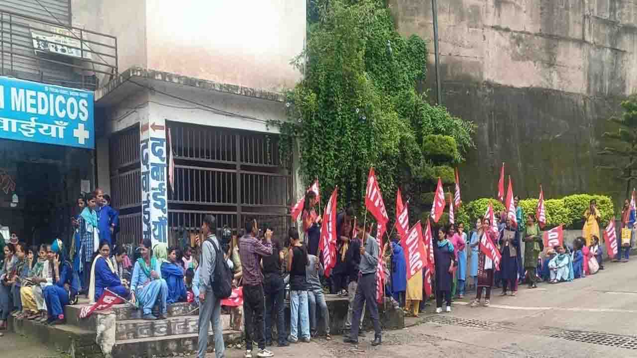 Solan News: MMU मेडिकल कॉलेज में में कर्मचारियों का प्रदर्शन, वेतन और नौकरी की सुरक्षा को लेकर उठाई आवाज