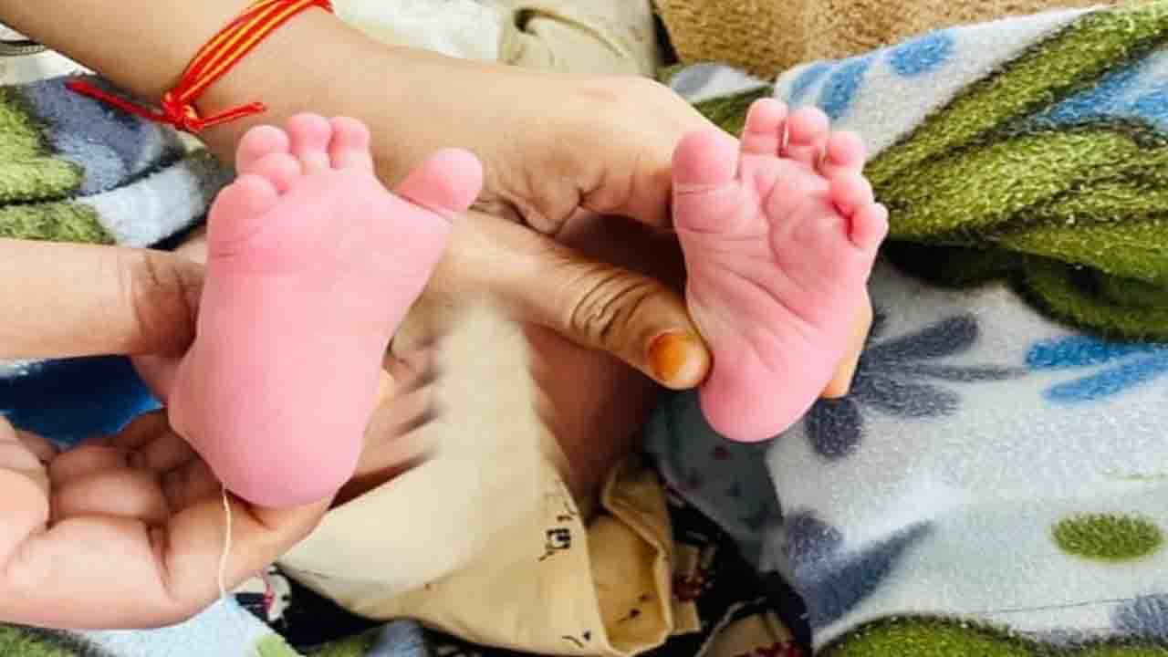 Polydactyly Baby Born in Himachal: "हाथों-पैरों में 6-6 उंगलियां", पालमपुर अस्पताल में जन्मे 'अनोखे' बच्चे को देख परिजन और डॉक्टर भी हैरान,