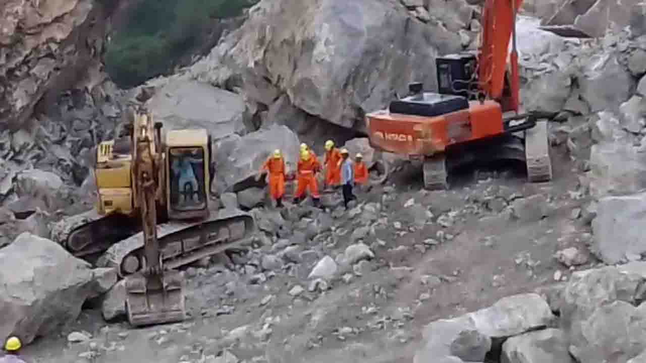 Sirmaur Mine Landslide: सिरमौर माइन हादसे में समाप्त हुआ रेस्क्यू ऑपरेशन, मलबे से निकले 3 शव, 2 डंपर और मशीनें तबाह..