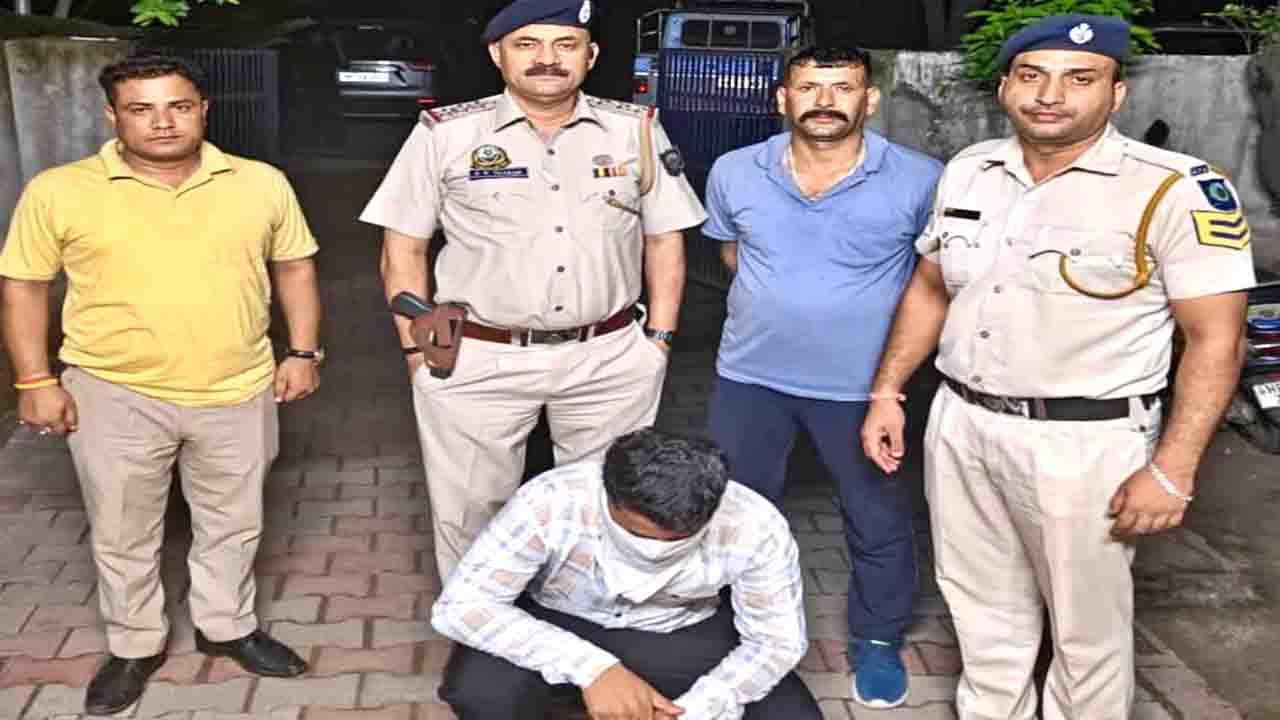 Solan News: बद्दी की फार्मा कंपनियों को डराकर रंगदारी मांगने वाला 'फर्जी ड्रग अफसर' गिरफ्तार, गाड़ी और कैश बरामद
