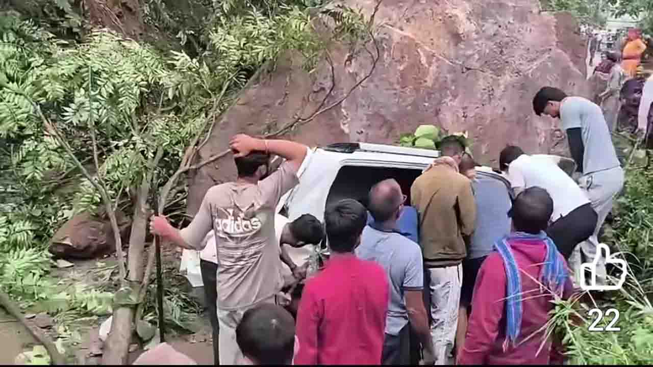 Solan Car Accident: सोलन के भराडीघाट में चलती कार पर अचानक आ गिरी विशाल चट्टान, 1 की मौत, 2 की हालत गंभीर