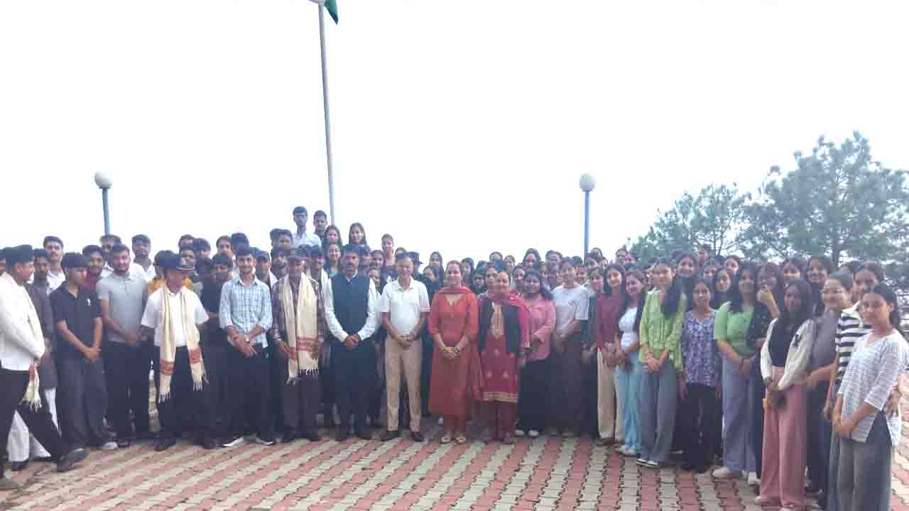 Solan News: बाहरा विश्वविद्यालय के विद्यार्थियों ने IAMD के साथ मनाया स्वतंत्रता दिवस
