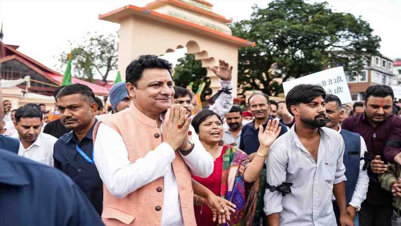 BJP MLA Sudhir Sharma: विजिलेंस दफ्तर में पेश हुए BJP विधायक सुधीर शर्मा, काली पट्टी बांधकर भारी संख्या में पहुंचे समर्थक, छावनी में बदला धर्मशाला थाना