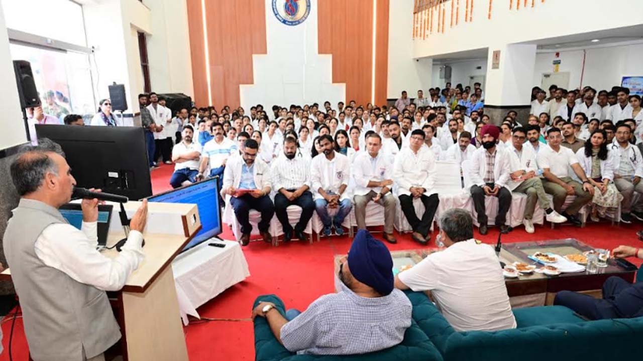 Himachal News: चंबा मेडिकल कॉलेज में लगेगी अत्याधुनिक 3 टेस्ला MRI मशीन; डॉक्टरों के लिए नियमों में छूट और विदेश दौरे का प्लान!- सीएम सुक्खू