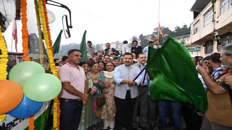 Shimla News: विक्रमादित्य सिंह ने 18 नई ई-बसों को दिखाई हरी झंडी, चेक करें अपने रूट की टाइमिंग