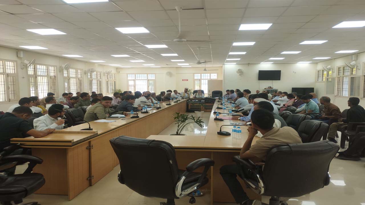 Kullu News: सड़क, बिजली और शिक्षा तक, 20 सूत्री कार्यक्रम समिति की बैठक में गूंजे तीर्थन घाटी के ज्वलंत मुद्दे