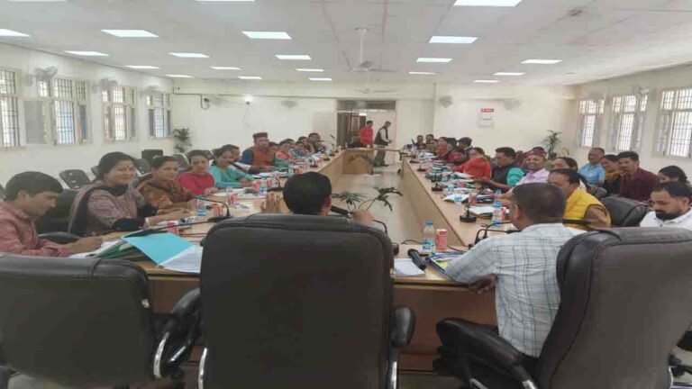 Forest Rights Act 2006: वनों पर पारंपरिक अधिकारों को मिली पहचान, बंजार में 172 सामुदायिक वन अधिकार स्वीकृत